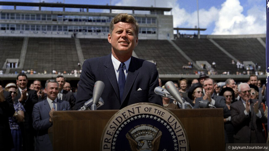 Президент США Джон Ф Кеннеди в момент произнесения Лунной речи. Фото из интернета