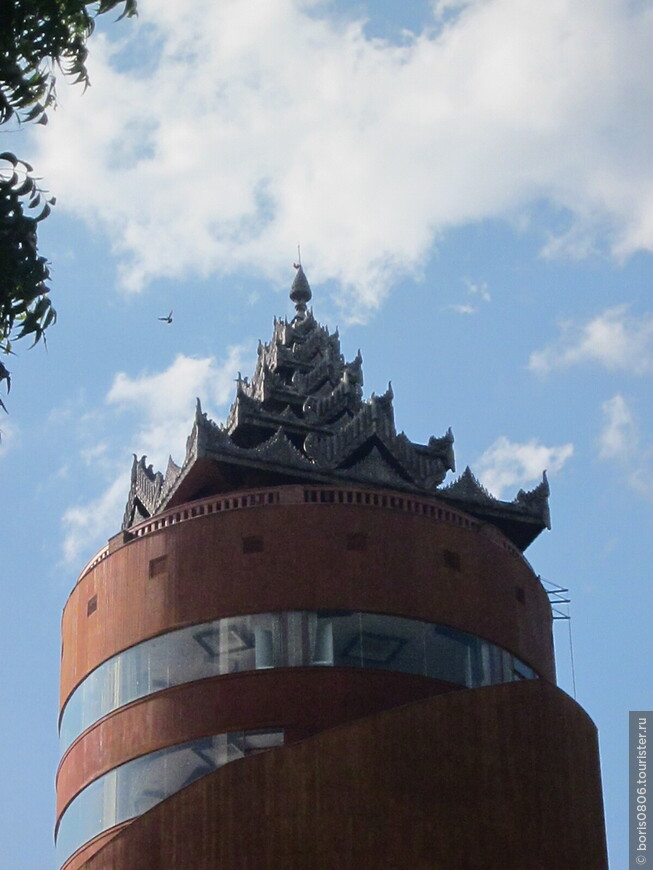 Башня в ретро-стиле со смотровой площадкой и разными объектами поблизости