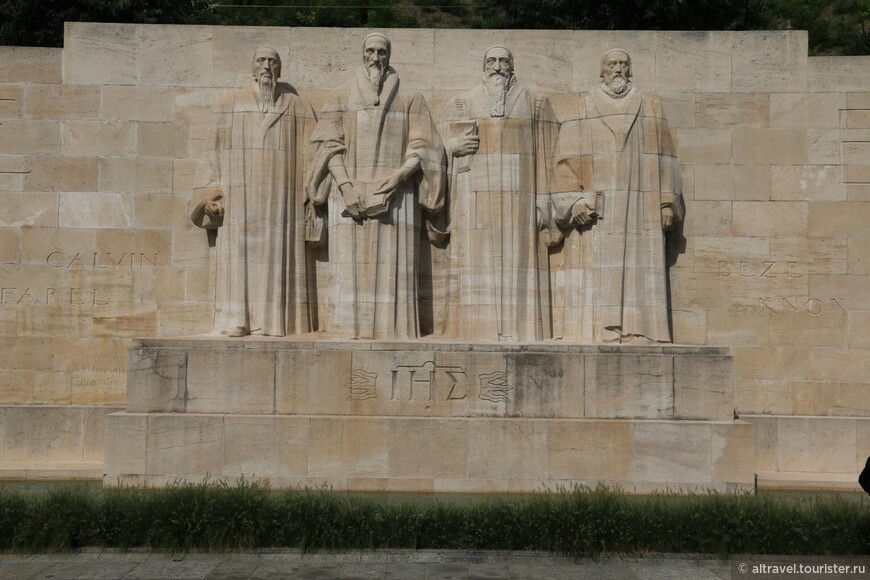 В центре Стены Реформации (слева направо): Гийом Фарель (1489—1565), Жан Кальвин (1509—1564), Теодор Беза (1519-1605), Джон Нокс (1514-1572).