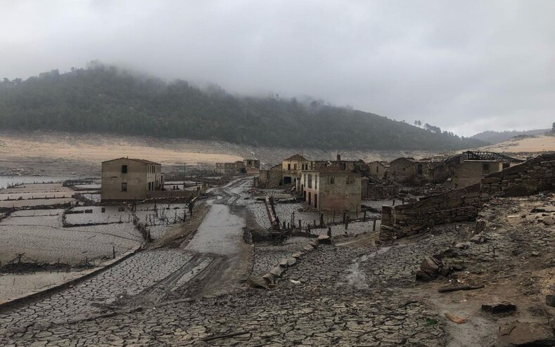 Испанская деревня-призрак, затопленная 30 лет назад, показалась из-под воды: что осталось от места, где когда-то жили люди (фото)