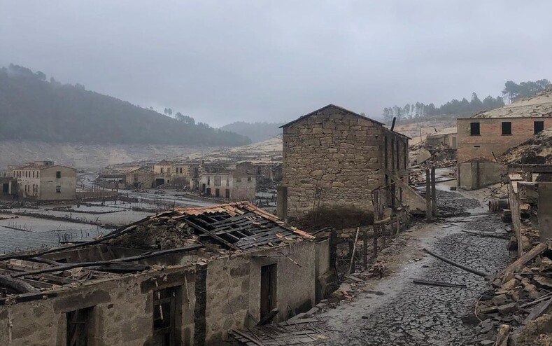 Испанская деревня-призрак, затопленная 30 лет назад, показалась из-под воды: что осталось от места, где когда-то жили люди (фото)