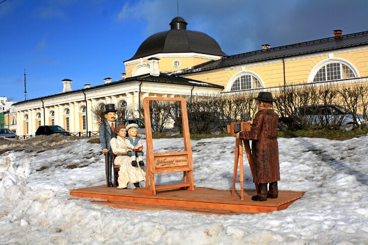 Арт-объект «Фотосалон Якова Лейцингера» на фоне Гостиного двора