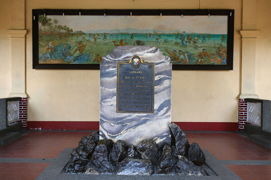 Мемориальная доска и панно с битвой при Мактане