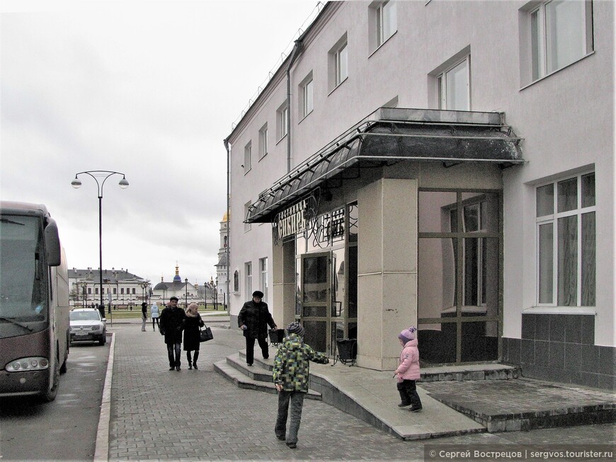Фасад гостиницы «Сибирь» со стороны ул. Октябрьской. Тобольск, 2013.