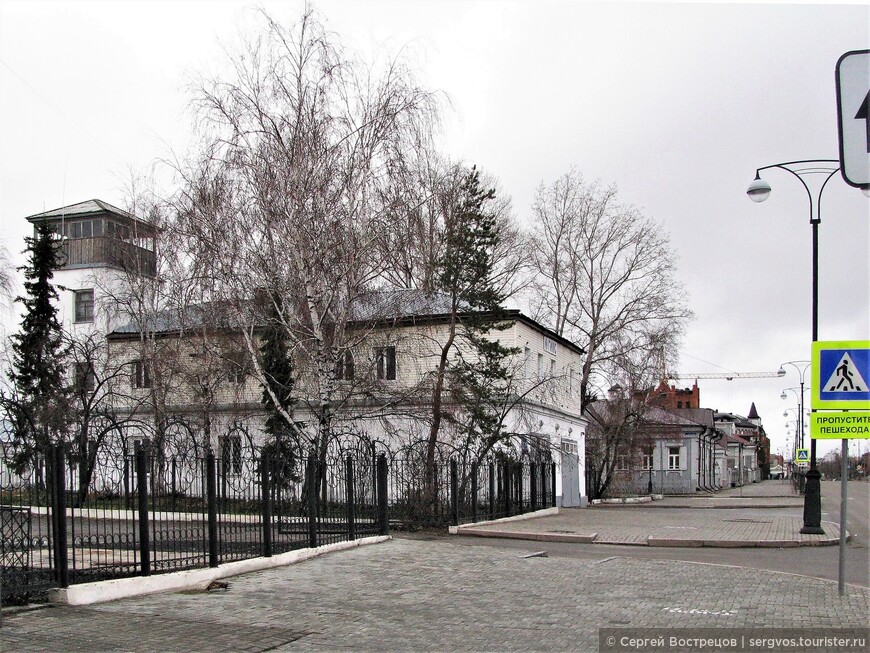 Улица Октябрьская, вид от гостиницы «Сибирь» в направлении Нового города. Тобольск, 2013 