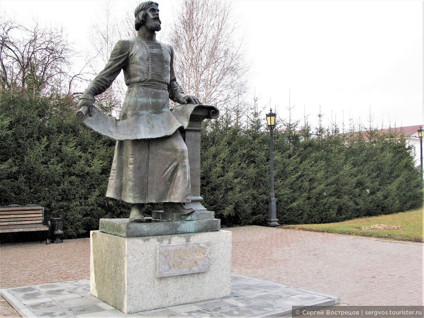 Памятник Семёну Ремезову на Красной площади. Тобольск, 2013.