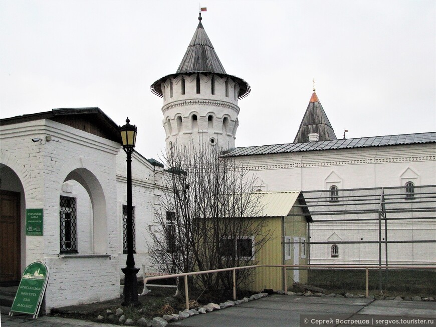 Церковная лавка в стене, соединяющей юго-западный угол Гостиного двора с кремлёвским Софийским собором. Тобольск, 2013