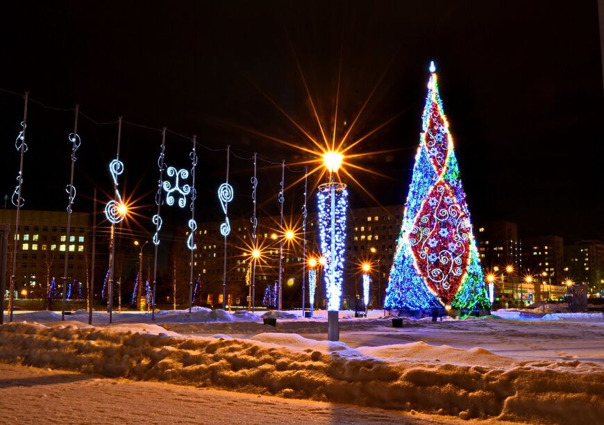 Новогодняя елка на центральной площади Архангельска