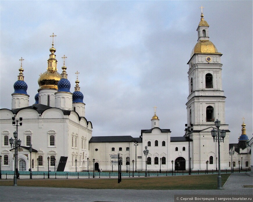 Софийский собор, ризница и колокольня, вид с западной стороны. Тобольск, 2013