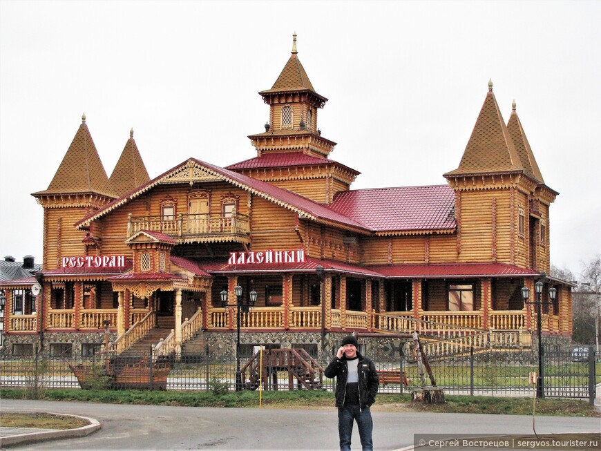 Современное деревянное здание в форме «теремка». Тобольск, ноябрь 2013.