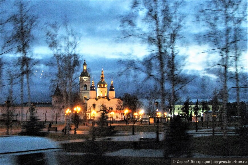 Софийский собор с подсветкой, на вечерней зорьке. Тобольск, 2013 