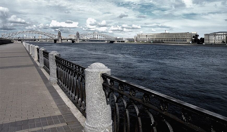 Нева и мост, ранее называвшийся мостом Петра Великого
