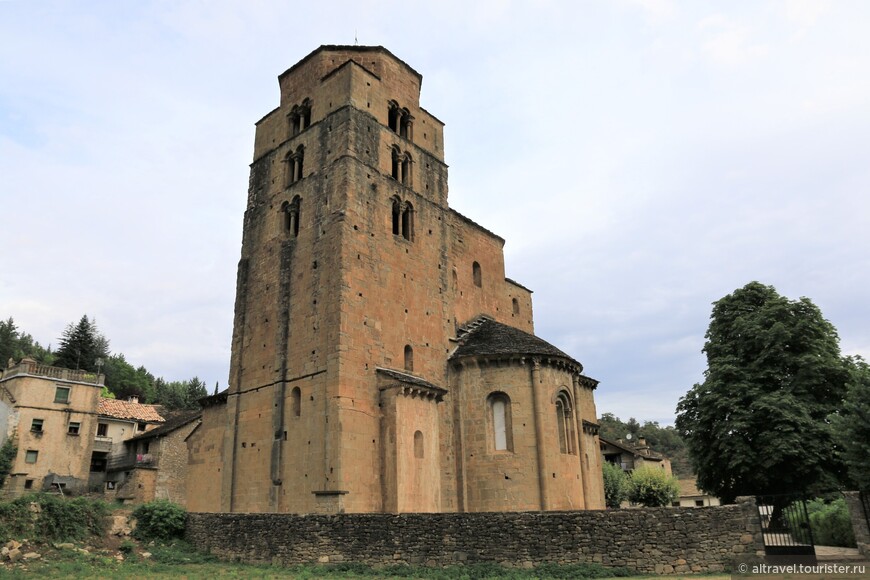 Колокольня церкви похожа на крепостную башню.