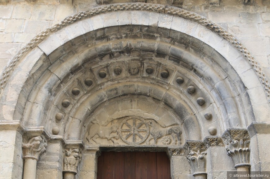  Тимпан входного портала церкви Святой Девы.