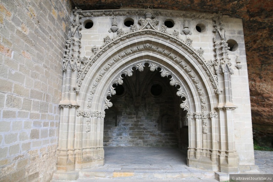  Часовня San Victorián – один из лучших образцов готики в Арагоне (15-й век). Здесь захоронены аббаты монастыря.