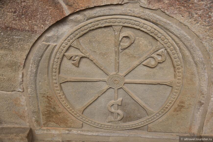 Ниша с хрисмоном (раннехристианский символ, монограмма имени Иисуса Христа).