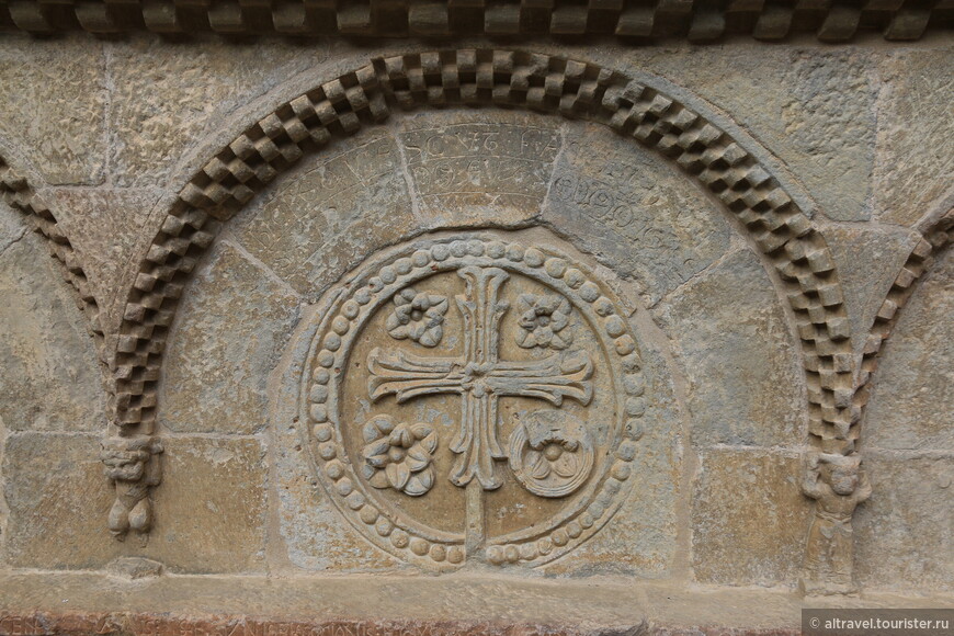 Ниша с гербом Наварры (частью которой изначально был Арагон).