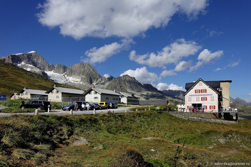 Furkapass является четвёртым по высоте авто перевалом в Швейцарских Альпах (2429 м.н.у.м. В наше следующее посещение не только скалы, но и домики едва проглядывали из-за густого тумана, поэтому нет и фото.