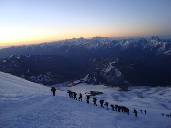 Подъём на Эльбрус за один день доступен для туристов без подготовки