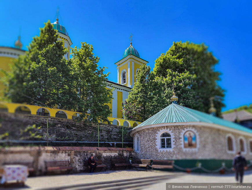 Времена года, Молдавия. Весна, монастырь Святой Троицы