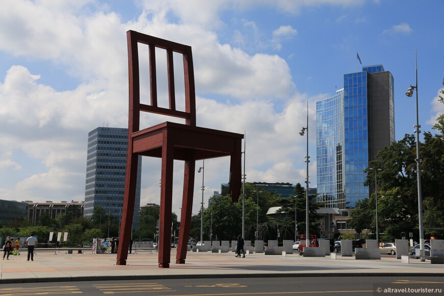 Скульптура «Поломанный стул» на площади Наций