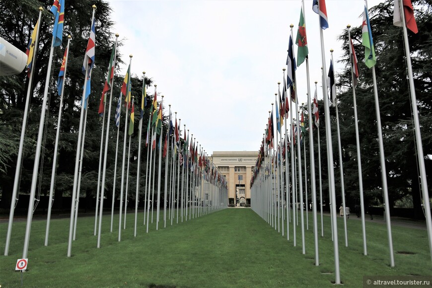 Флаги стран-членов ООН перед Дворцом Наций