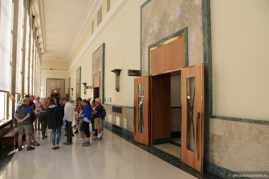 Наша экскурсионная группа в одном из коридоров Дворца Наций.