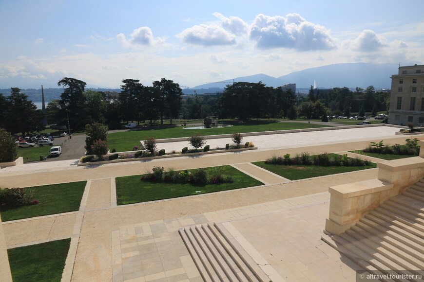 Вид на парк Ариана из окон Большого вестибюля Дворца Наций