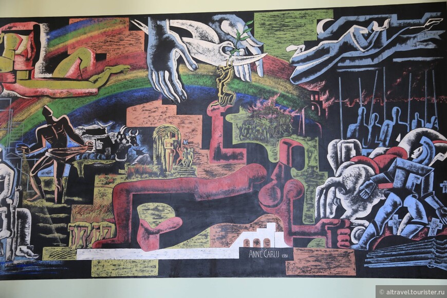 В Большом вестибюле Дворца Наций французская художница Анне Карлу (1895-1972) нарисовала два огромных сюрреалистических полотна с названиями «Война» и «Мир». «Войну» снять не получилось, а «Мир» представлен на фото выше.
