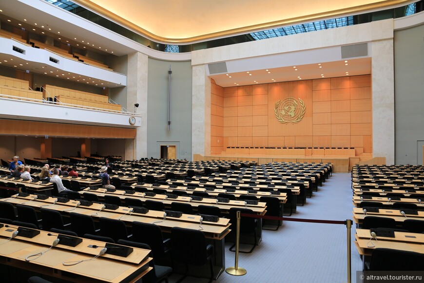 Зал Ассамблей (Salle des Assemblées), рассчитанный на 2000 человек, где проводятся пленарные заседания