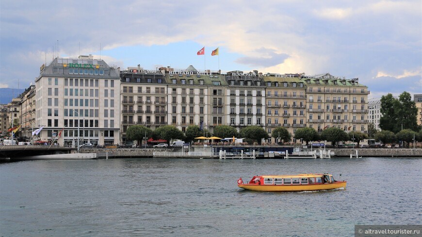 Набережная Монблан. Крайнее правое здание - Hotel de la Paix, женевский Ритц-Карлтон.