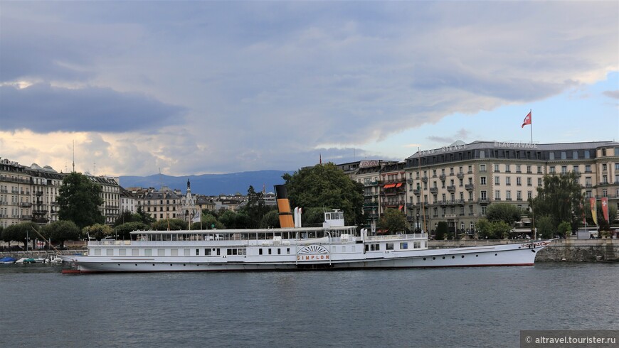 За кораблём просматривается верхушка мавзолея герцога Брауншвейгского. Справа - отель Beau-Rivage, в котором он жил в Женеве.