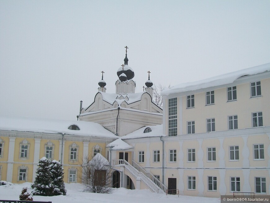 Город Дзержинский и монастырь с котами