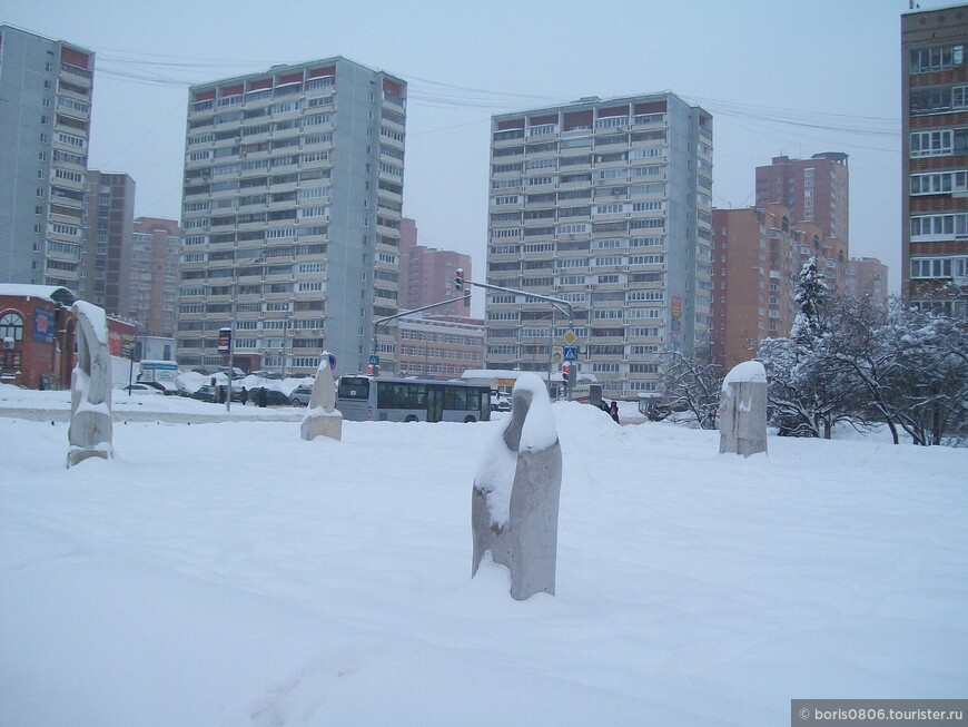 Город Дзержинский и монастырь с котами