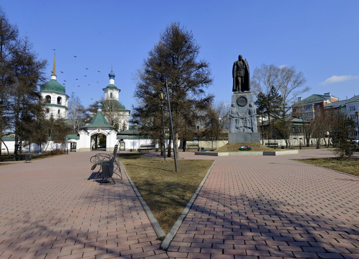 Знаменский монастырь и памятник А. В. Колчаку
