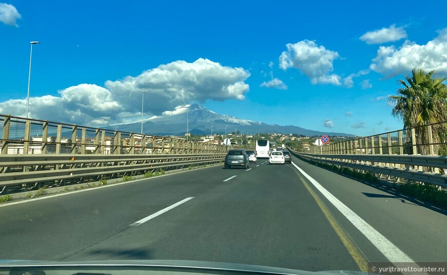 Дорога на Таормина. Прямо по курсу - снова задремавший вулкан Этна