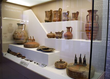 1618px-1005_-_Keramikos_Museum,_Athens_-_Late_geometric_period_case_-_Photo_by_Giovanni_Dall'Orto,_Nov_12_2009.jpg