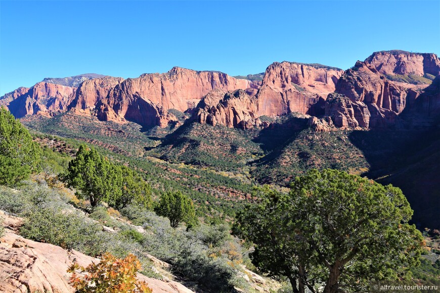 Несколько параллельных пиков, разделенных узкими каньонами-пальцами (finger canyons) в северо-западной части парка.
