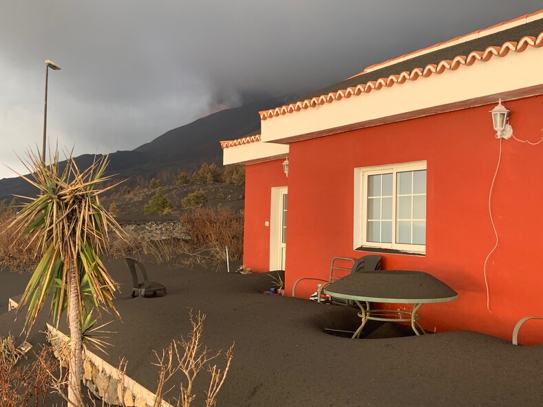 Масштабное извержение вулкана на Канарах завершилось: пугающие фото острова, погребенного под лавой и пеплом