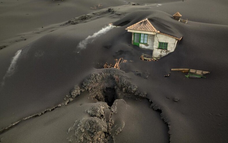 Масштабное извержение вулкана на Канарах завершилось: пугающие фото острова, погребенного под лавой и пеплом