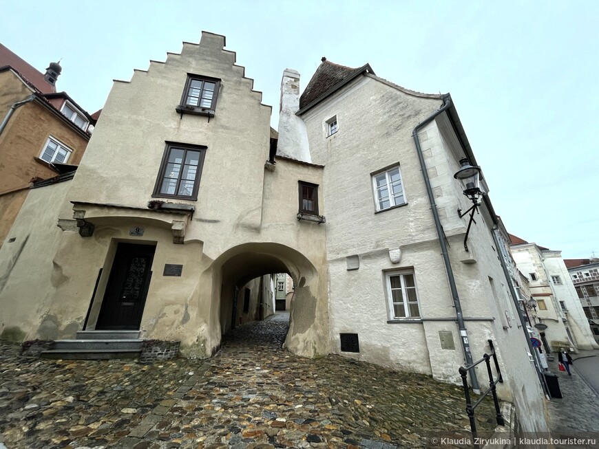 В этом доме жил тенорист приходской церкви, сохранились лестница и эркер 15 века.