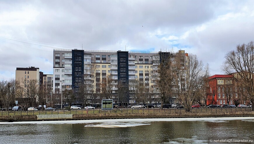 Мы с мужем не сразу и узнали в этих модных красавцах стандартные «литовки» (многоэтажки, построенные по, так называемому, литовскому проекту, разработанному соответственно в Литовской ССР в 60-х г. прошлого века)  сорокалетней давности. Дело в том, что в мы жили в таких, и сейчас живут наши родители в Саранске. От того они для нас роднее, чем «хрущевки» :))