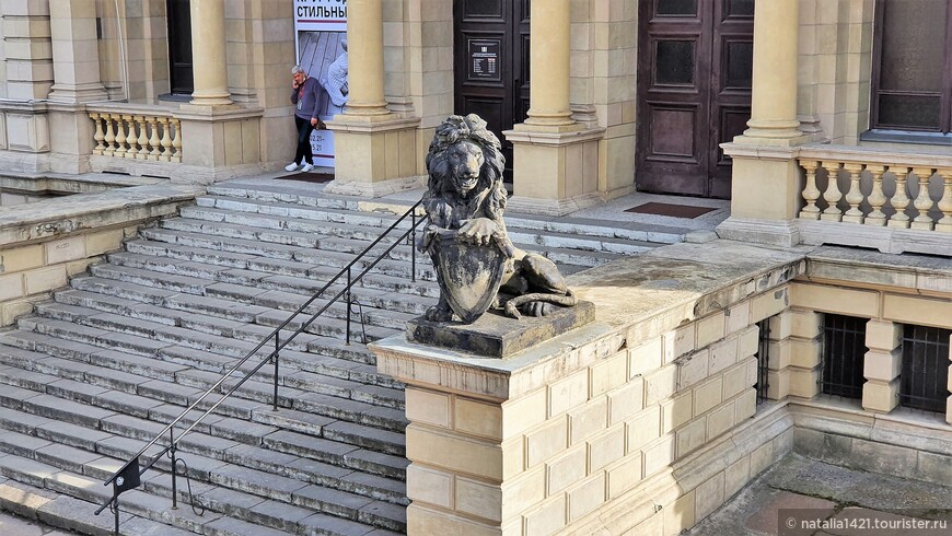 Лев на страже музея изобразительных искусств