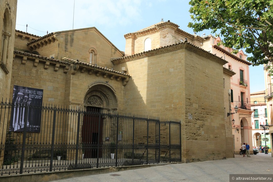Северный вход в церковь Св. Петра.