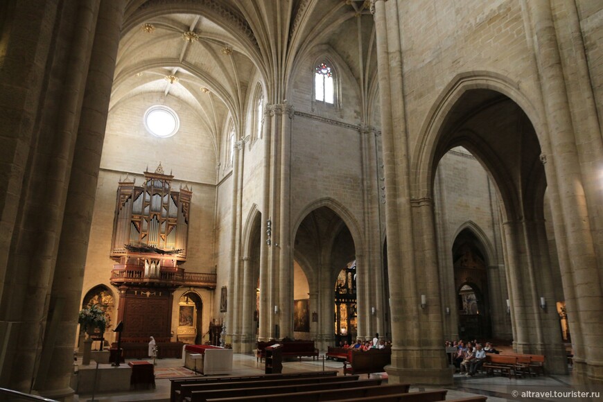 Интерьер собора с 4 рядами колонн, воспроизводящий план мечети.