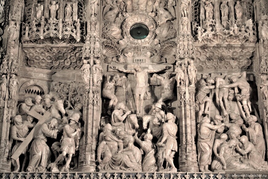 Главный триптих алтаря: Восхождение на Голгофу, Распятие и Снятие с креста.