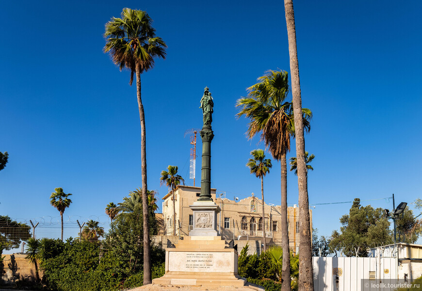 Прямо напротив церкви Нотр Дам возвышается статуя Марии с маленьким младенцем Иисусом. В конце XIX столетия она была подарена монастырю правительством Чили.