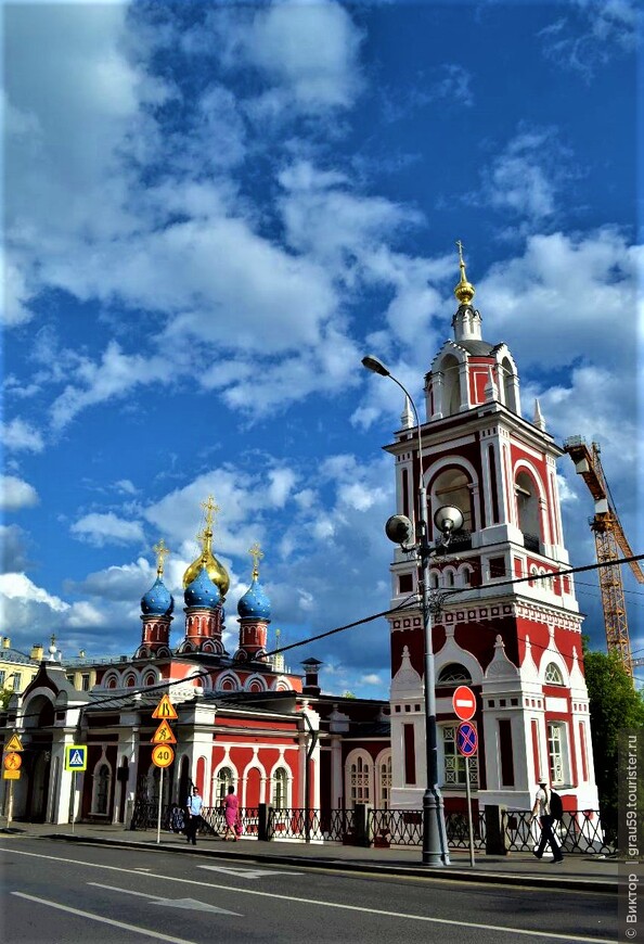 Стильная церковь на Псковской горке