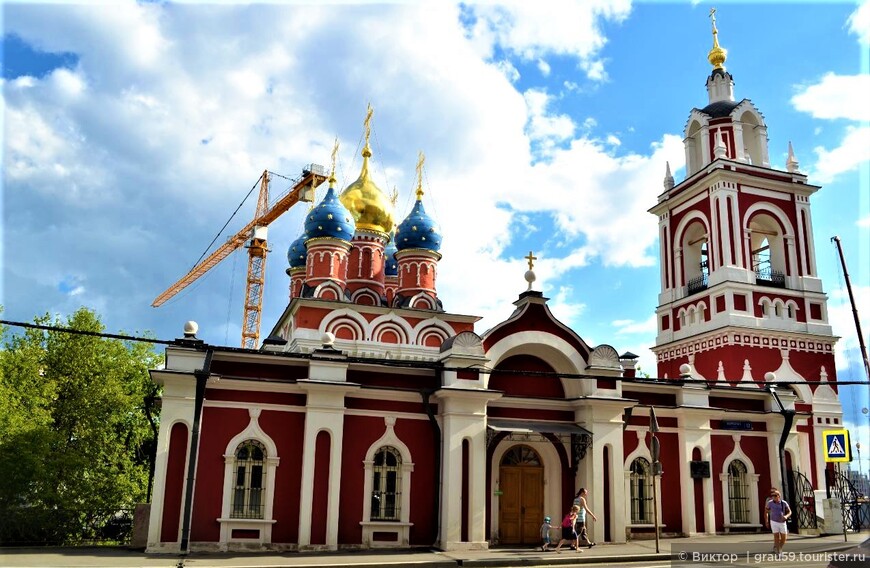 Стильная церковь на Псковской горке