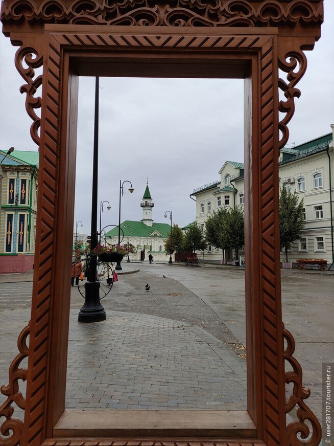 Окно в Казань, в окне старинная мечеть Аль-Марджани